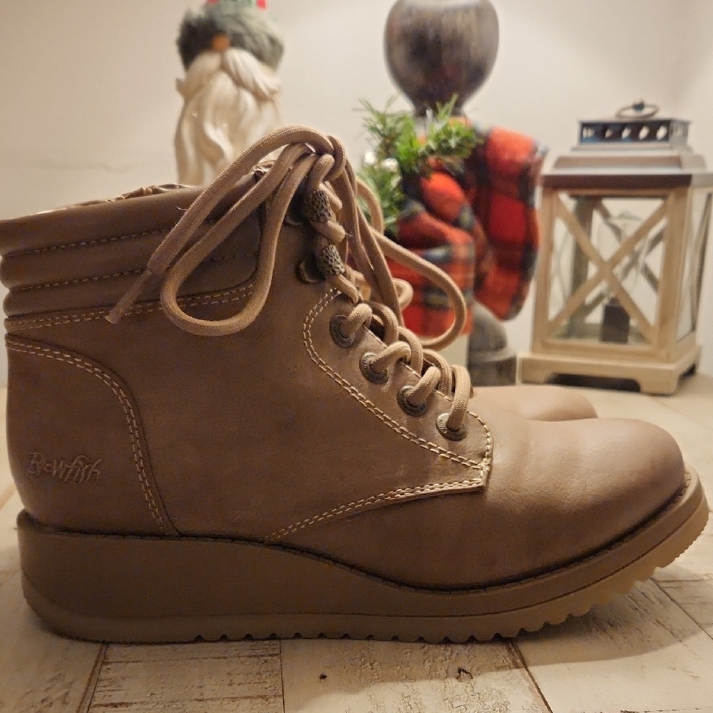 Stylish Women's Lace-Up Boots in Tan - Picture 5 of 6